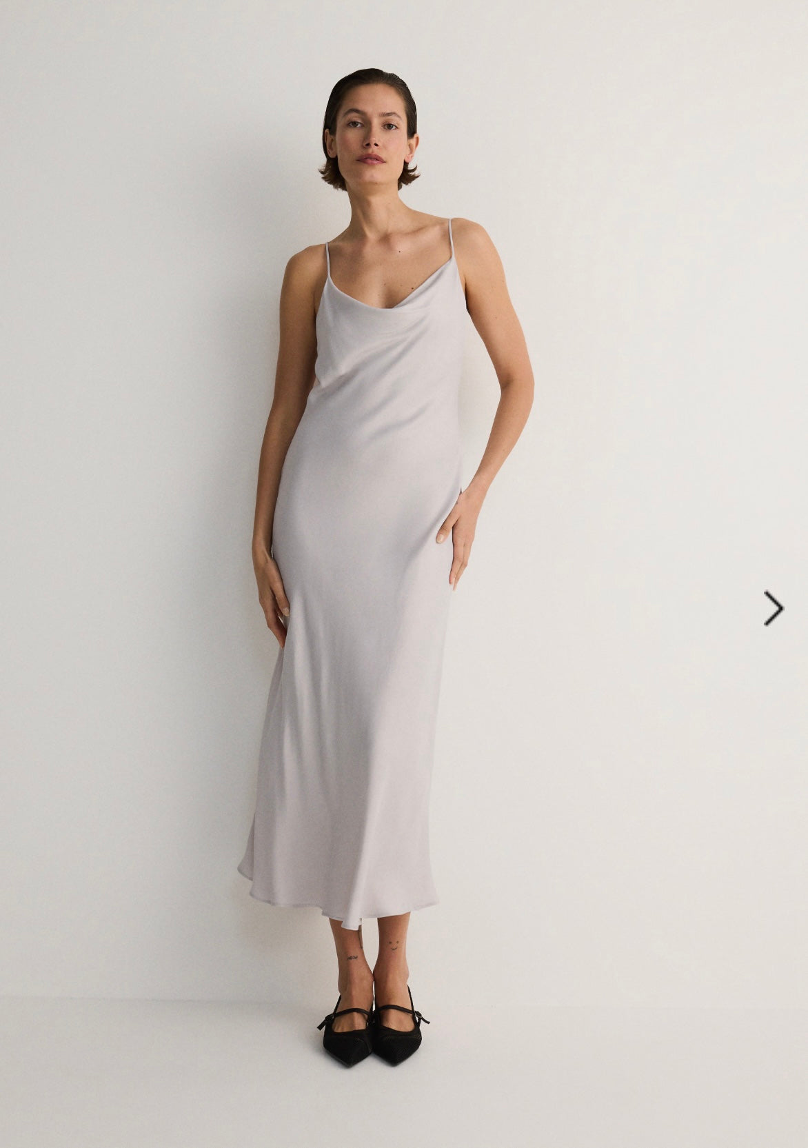 L-Robe en satin gris claire