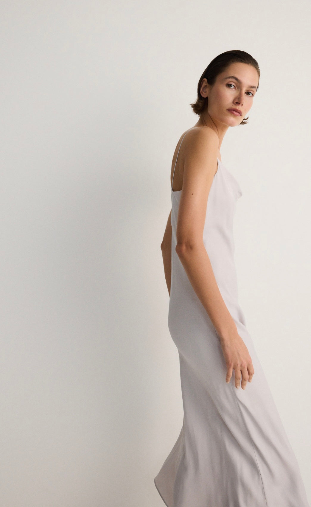 L-Robe en satin gris claire