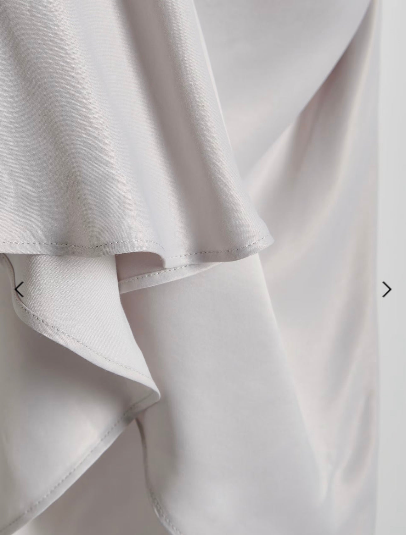 L-Robe en satin gris claire